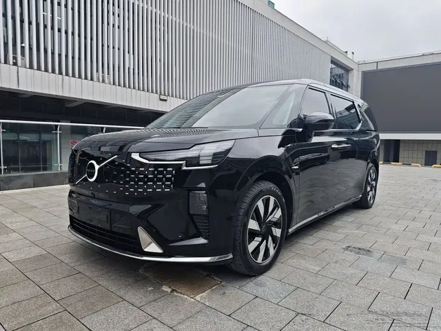 Volvo EM90 2025 Ultra Six-Seater