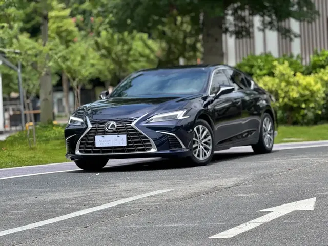 Lexus ES 2025 300h Ultimate Edition