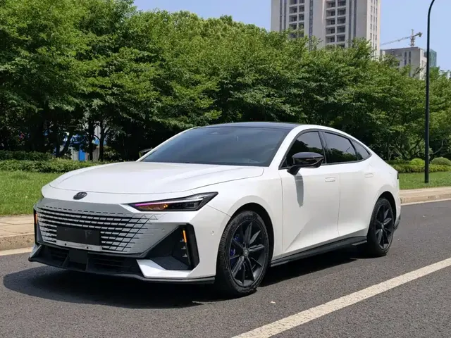 Changan UNI-V 2022 1.5T Smart Pilot Edition
