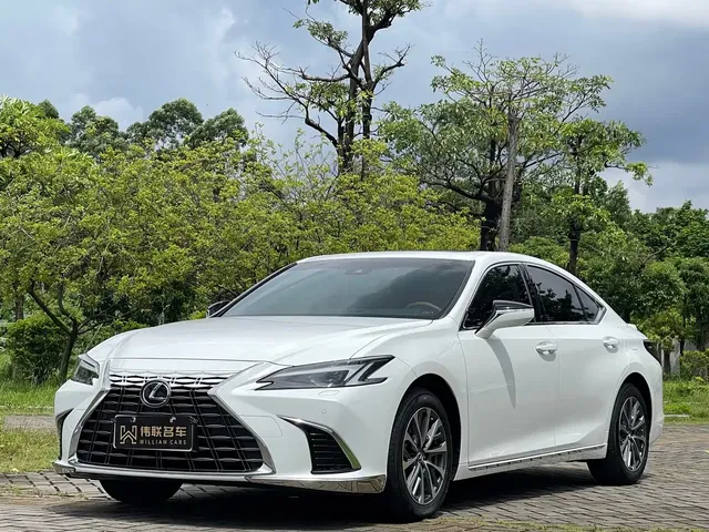 Lexus ES 2025 200 Ultimate Edition