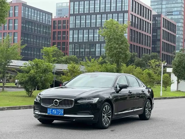 Volvo S90 2024 B5 Momentum Luxury Edition