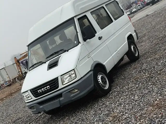 Iveco Daily 2020 Model 2.5T A35 Bus Single-Tire Medium Roof 5-9 Seats with Side Sliding Door China V