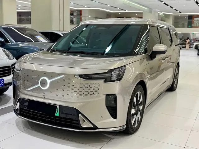 Volvo EM90 2025 Ultra Six-Seater