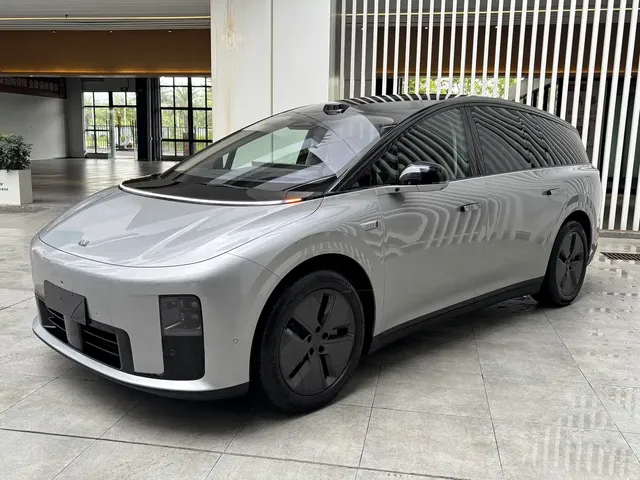 Li Auto Li i8 2025 Standard Edition