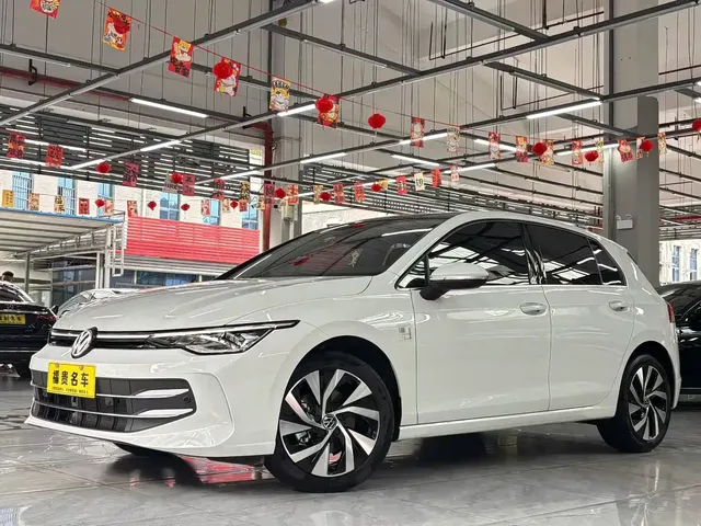 Volkswagen Golf 2025 300TSI Pro