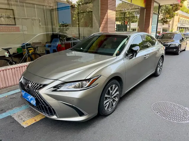 Lexus ES 2022 300h Excellence Edition