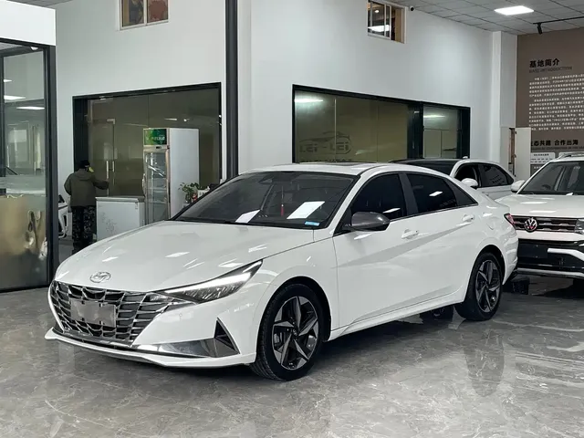 Hyundai Elantra 2022 1.5L CVT LUX Premium Edition