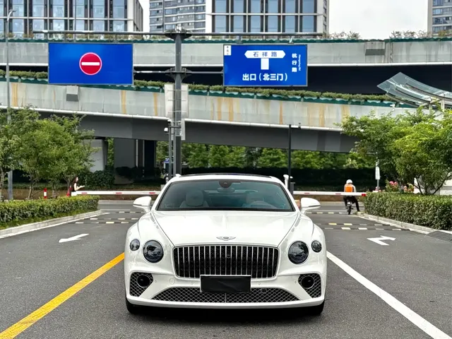 Bentley Continental 2024 4.0T GT V8 Azure Edition