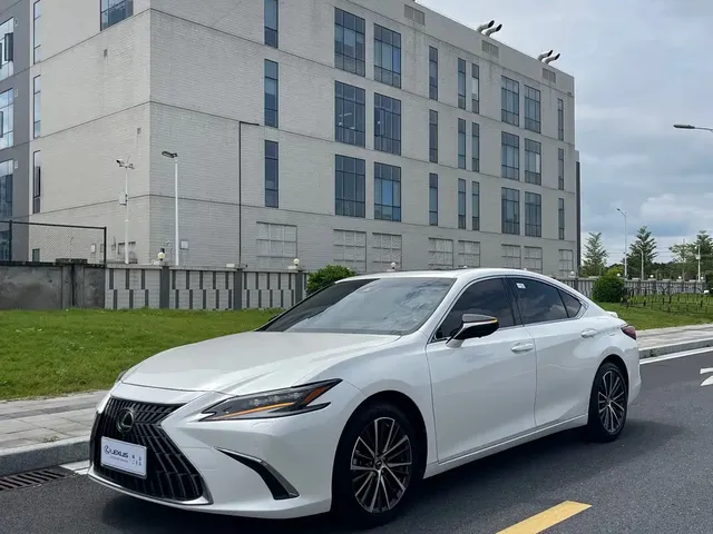 Lexus ES 2022 300h Ultimate Edition