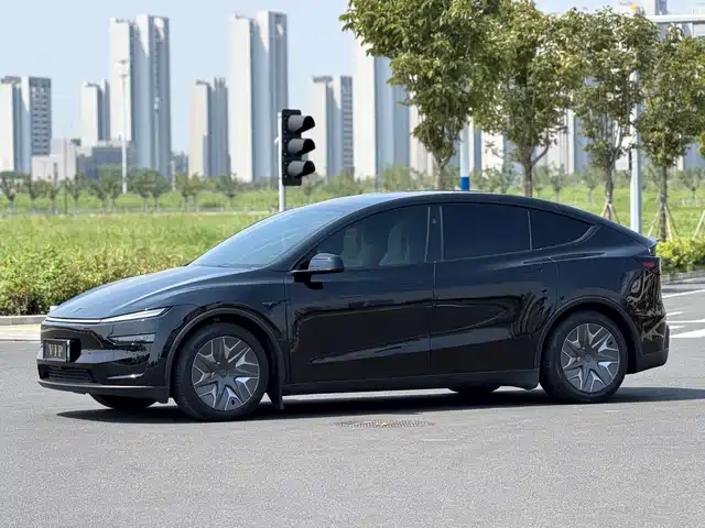 Tesla Model Y L 2025 Facelift Long Range AWD