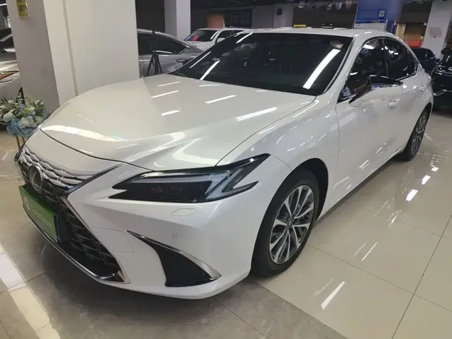 Lexus ES 2025 300h Ultimate Edition