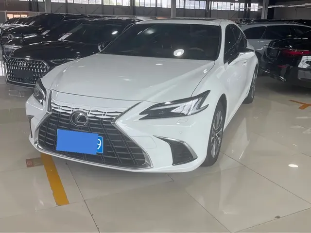 Lexus ES 2025 200 Ultimate Edition