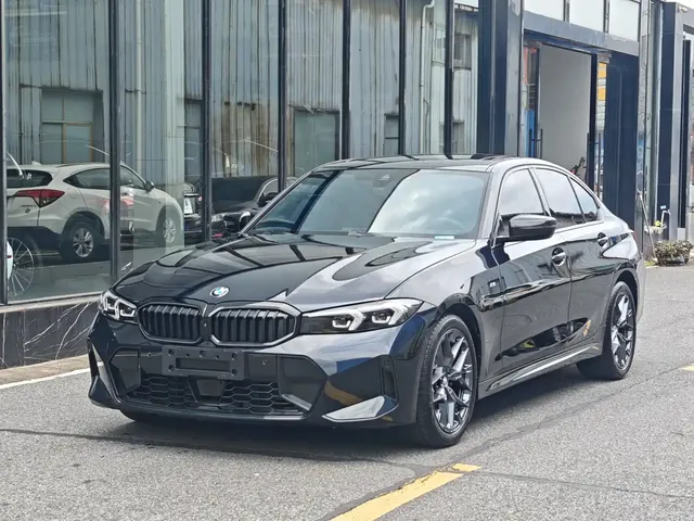 BMW 3 Series 2025 330i M Sport Night Edition
