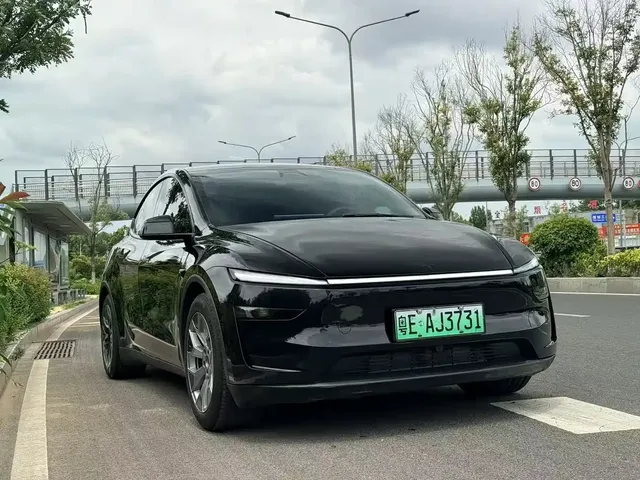 Tesla Model Y L 2025 Facelift Long Range AWD