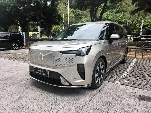 Volvo EM90 2025 Ultra Six-Seater