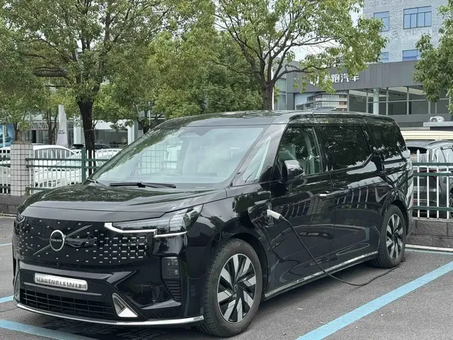 Volvo EM90 2025 Ultra Six-Seater