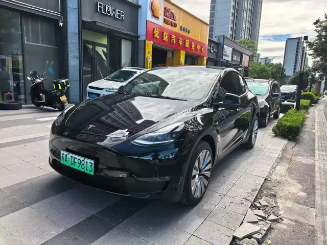 Tesla Model Y 2023 Long Range All-Wheel Drive Edition