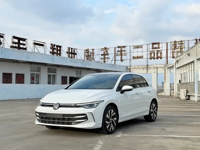 Volkswagen Golf 2025 300TSI Pro