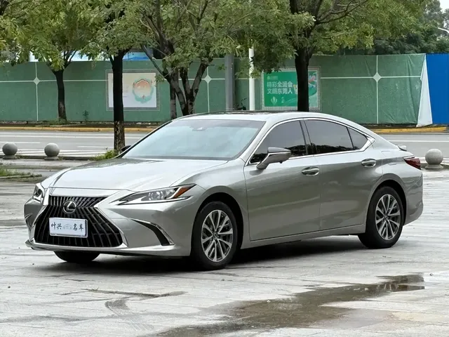 Lexus ES 2022 300h Excellence Edition