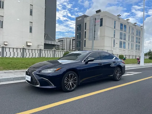 Lexus ES 2021 300h Luxury Edition