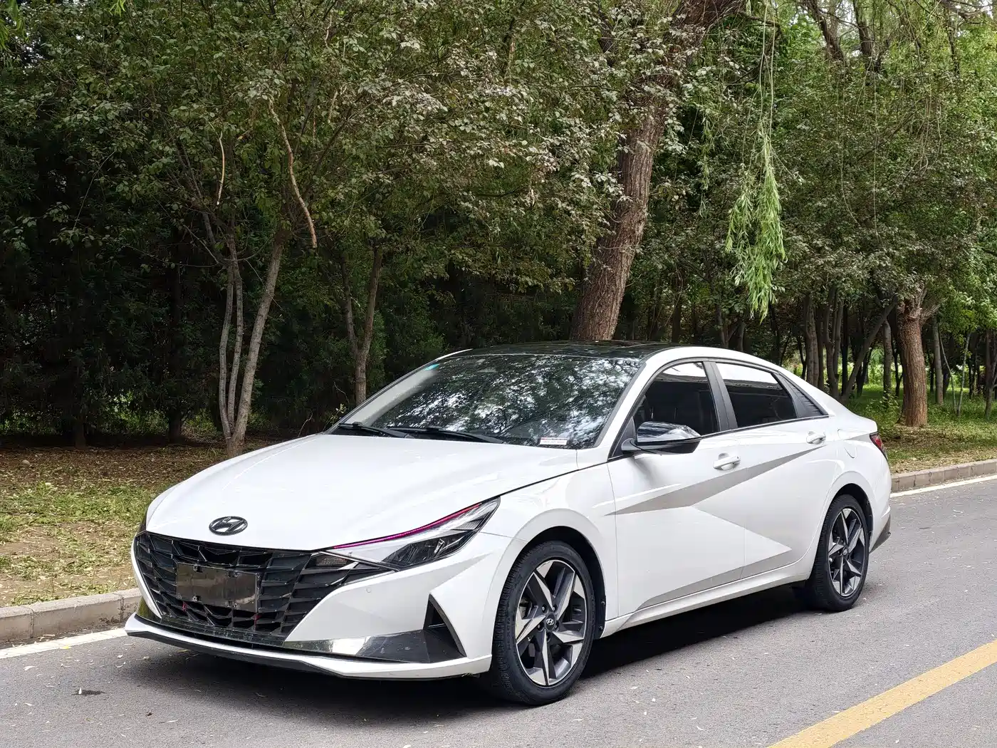 Hyundai Elantra 2021 1.5L CVT LUX Premium Edition