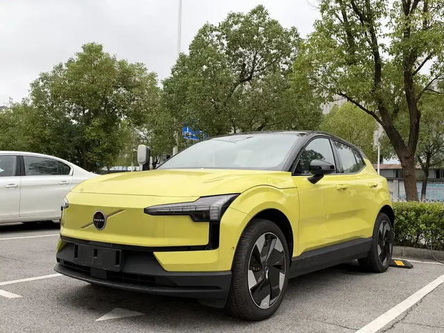 Volvo EX30 2025 RWD Long Range Ultra