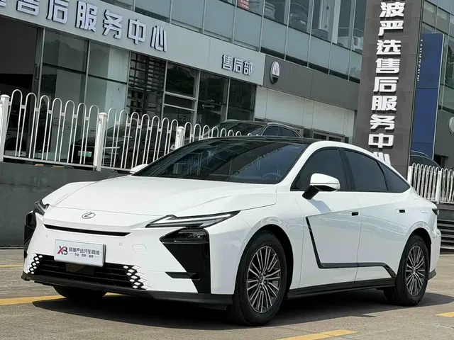 Lexus ES 2025 Model 300h Base Version
