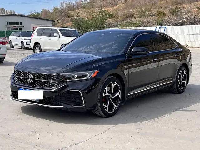 Volkswagen Passat 2023 Facelift 330TSI Starlight Luxury Edition