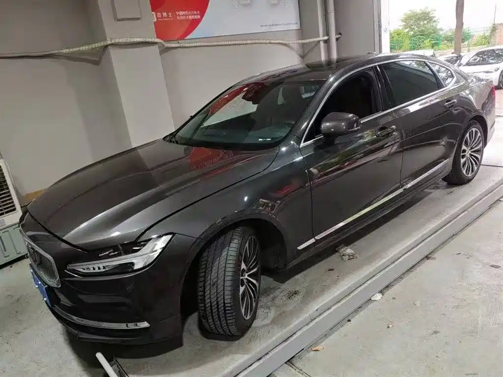 Volvo S90 2024 B5 Momentum Luxury Edition