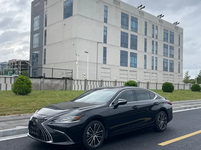 Lexus ES 2022 300h Ultimate Edition