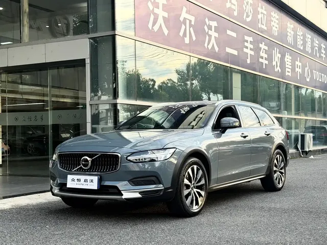 Volvo V90 2023 Cross Country B5 AWD Smart Distance Edition