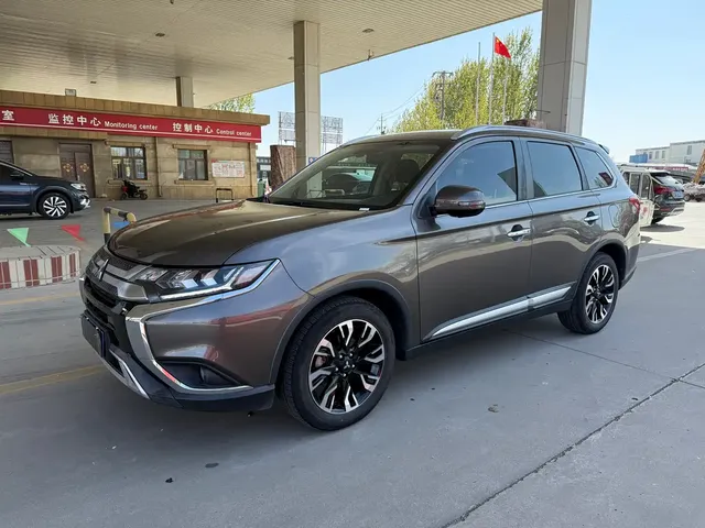 Mitsubishi Outlander 2019 2.4L 4WD Deluxe Edition 7-Seater China VI
