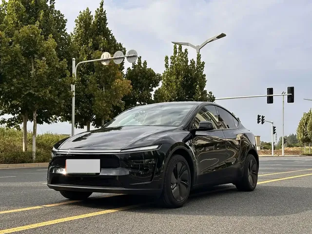 Tesla Model Y 2026 Rear-Wheel Drive