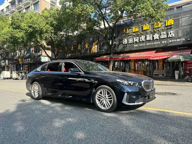BMW 5 Series 2025 525Li M Sport Package