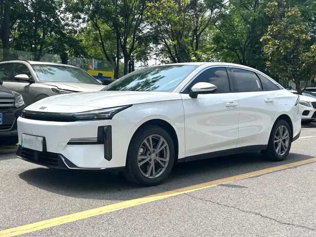 Geely Galaxy L6 2025 EM-i 140km Voyage Edition