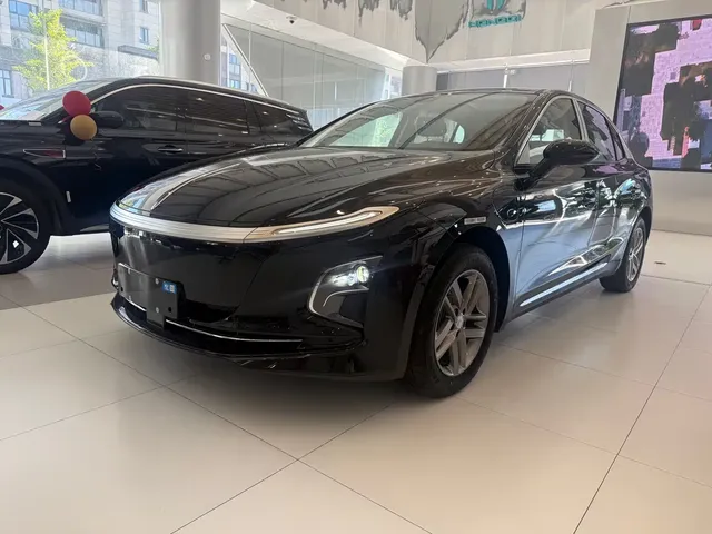 Hongqi E-QM5 2025 Model 500km Travel Edition