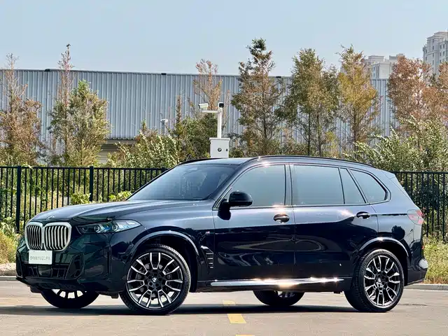 BMW X5 2023 xDrive 40Li M Sport Black Night Package