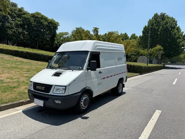 Iveco Daily 2020 2.8T V35 Cargo Van Dual Tire V35 Medium Roof 3-Seater Side Sliding Door China VI