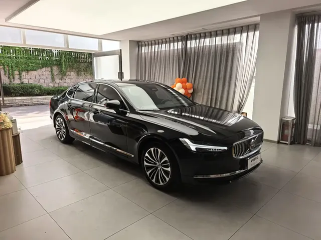 Volvo S90 2024 B5 Momentum Luxury Edition