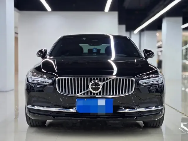 Volvo S90 2024 B5 Momentum Luxury Edition