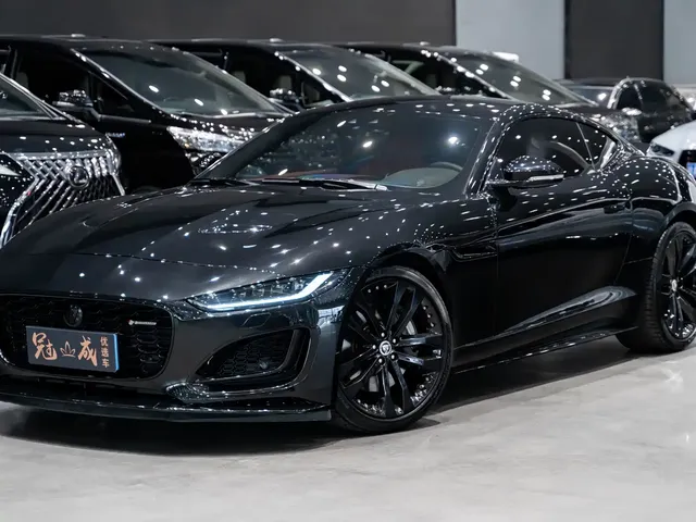 Jaguar F-TYPE 2022 P300 Hardtop R-DYNAMIC BLACK