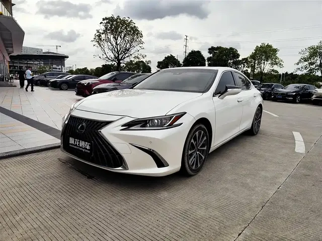 Lexus ES 2022 300h Excellence Edition