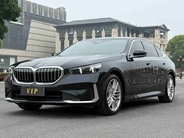 BMW 5 Series 2024 525Li Luxury Package