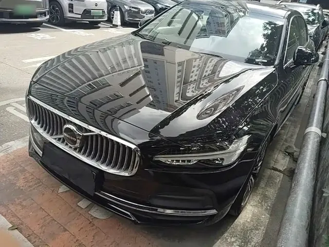 Volvo S90 2024 B5 Momentum Luxury Edition