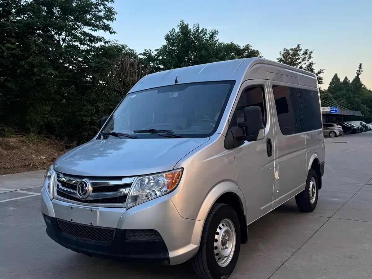 Dongfeng Yufeng Yufeng 2020 2.3T Economy Logistics Vehicle Short Wheelbase Medium Roof 5-9 Seats WP2.3