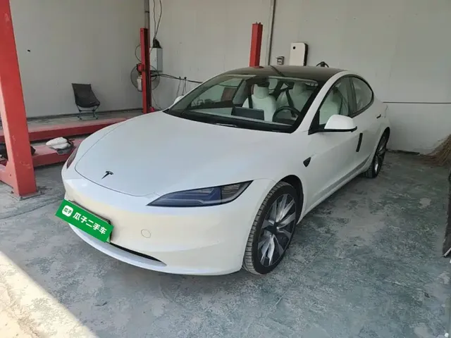 Tesla Model 3 2025 Model Year Facelift Rear-Wheel Drive