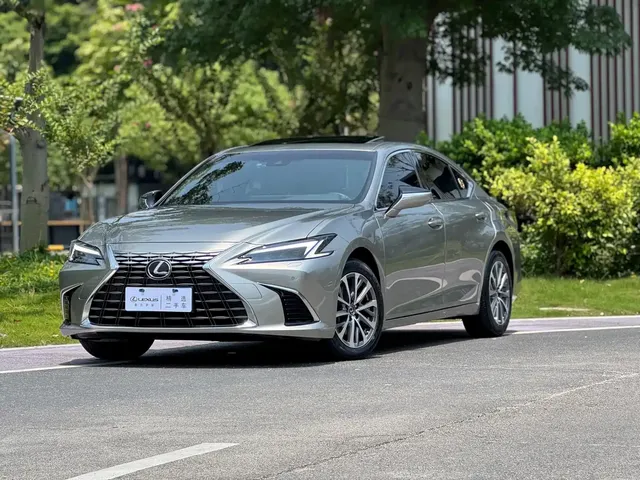 Lexus ES 2025 300h Ultimate Edition