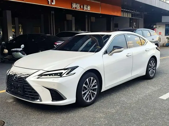 Lexus ES 2025 300h Ultimate Edition