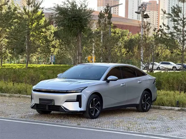 Geely Galaxy L6 2025 EM-i 140km Starship Edition