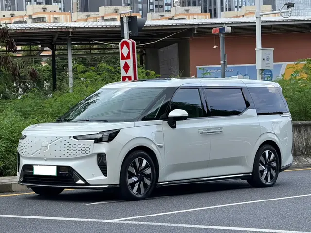 Volvo EM90 2025 Ultra Six-Seater